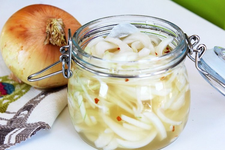 Eingelegte Zwiebeln mit Senf