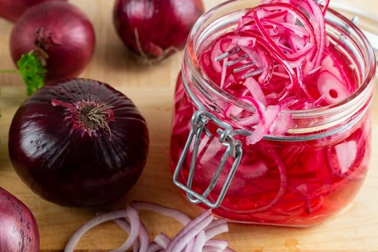 Zwiebeln, in Cranberrysaft eingelegt