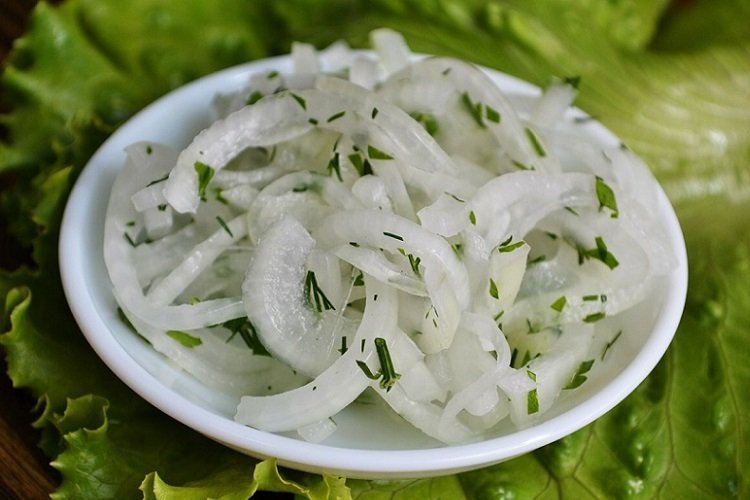 Zwiebeln, in Mineralwasser eingelegt