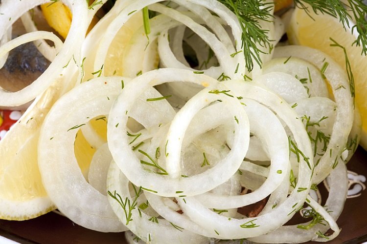 Eingelegte Zwiebeln mit Zitrone und Kräutern