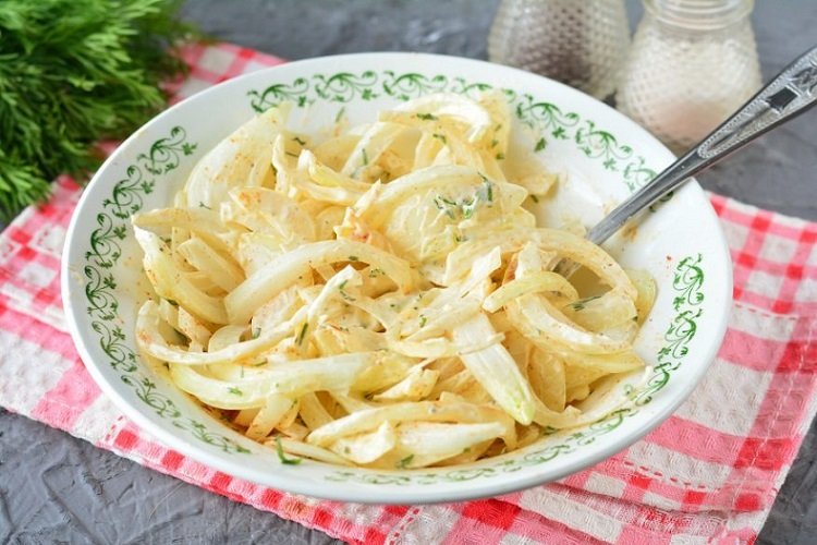 Zwiebeln, in Mayonnaise eingelegt