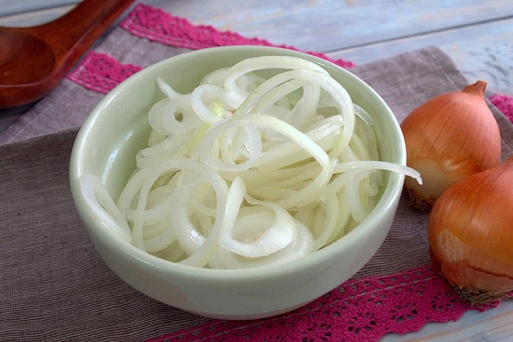 Zwiebeln, in Weinessig mit Zitrone eingelegt