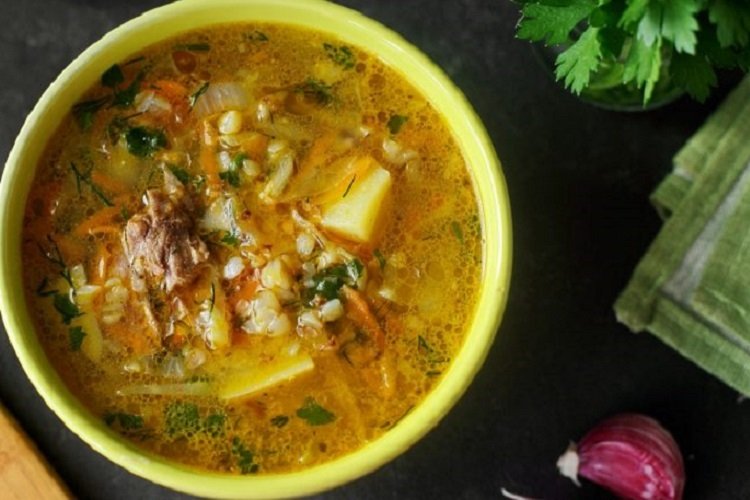 Sopa con trigo sarraceno y repollo