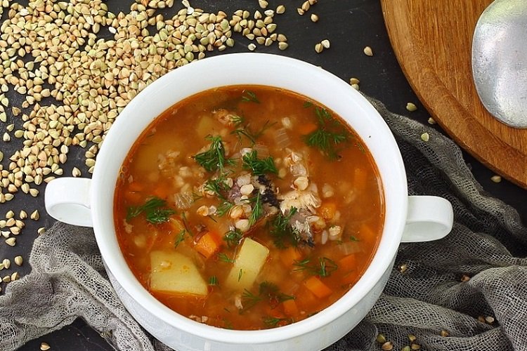 Sopa de trigo sarraceno con conservas de pescado