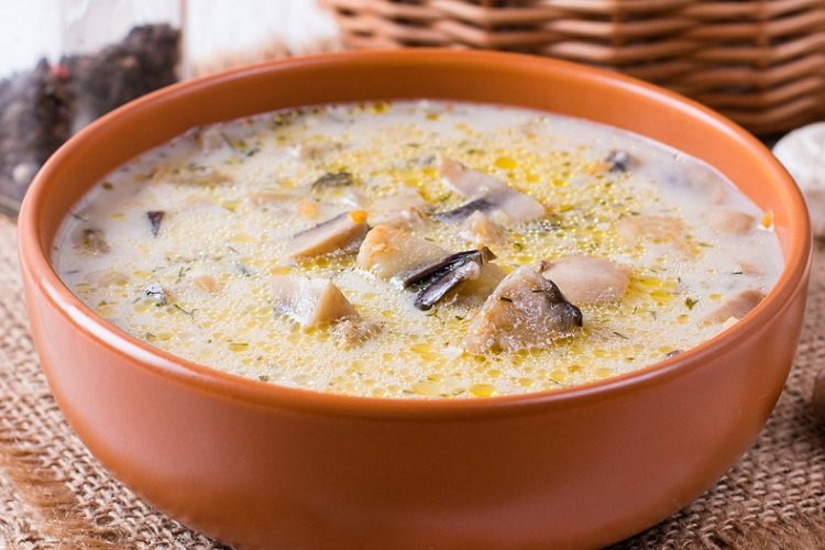 Sopa de queso con trigo sarraceno y champiñones
