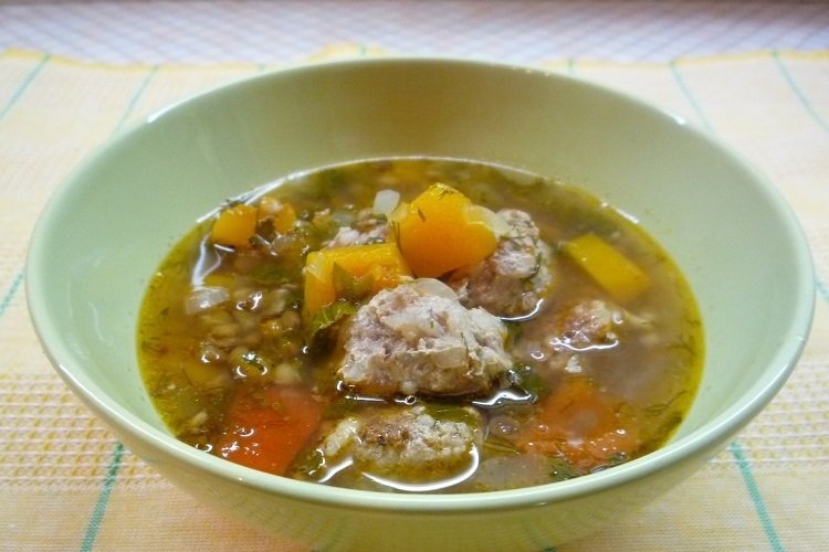 Sopa de trigo sarraceno con calabaza y albóndigas