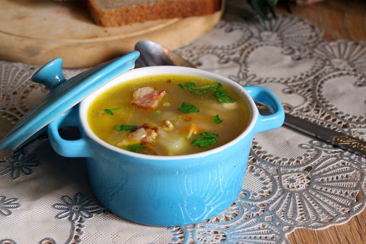 Sopa de trigo sarraceno con tocino en olla de cocción lenta