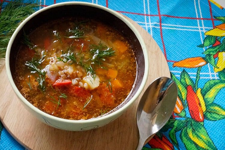 Sopa de trigo sarraceno con tomates