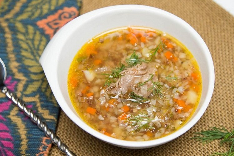 Sopa con trigo sarraceno y carne