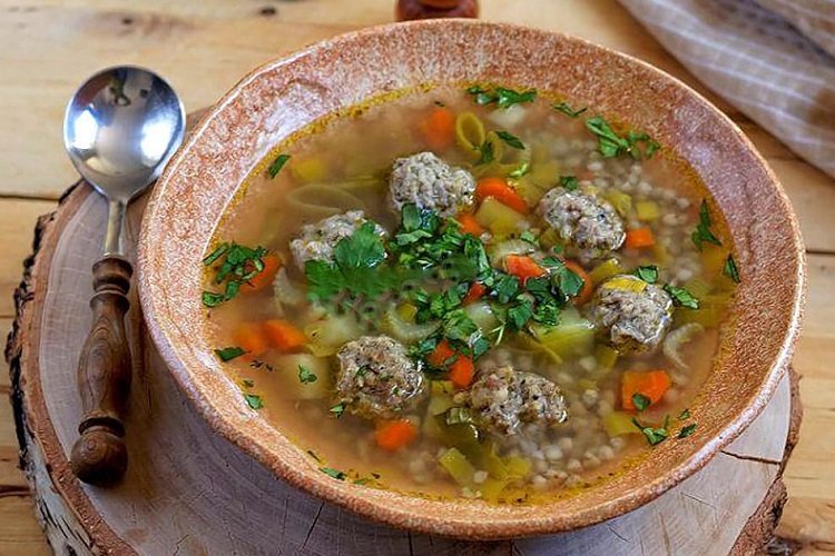 Sopa de trigo sarraceno con albóndigas