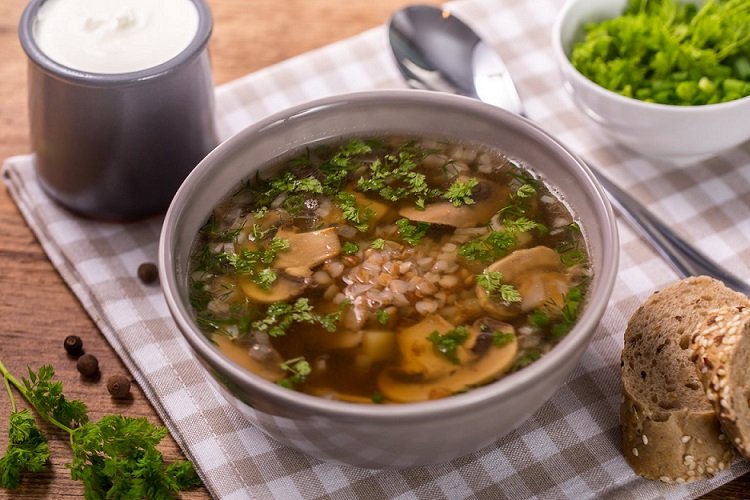 Sopa de trigo sarraceno con champiñones