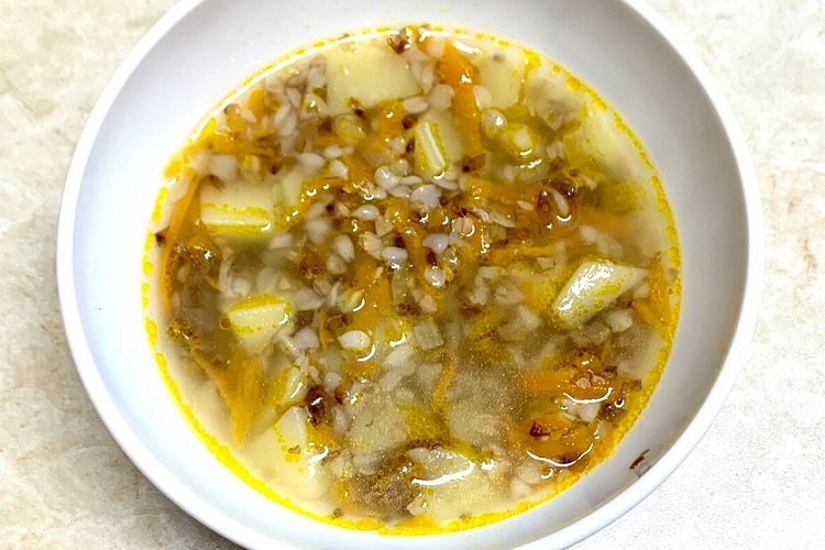Sopa con trigo sarraceno y pepinillos