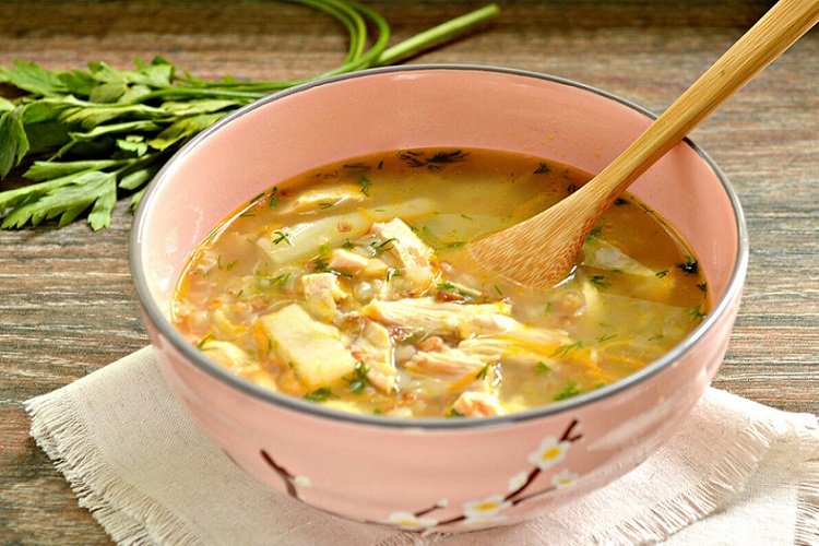 Sopa de trigo sarraceno con pollo y aderezo de huevo