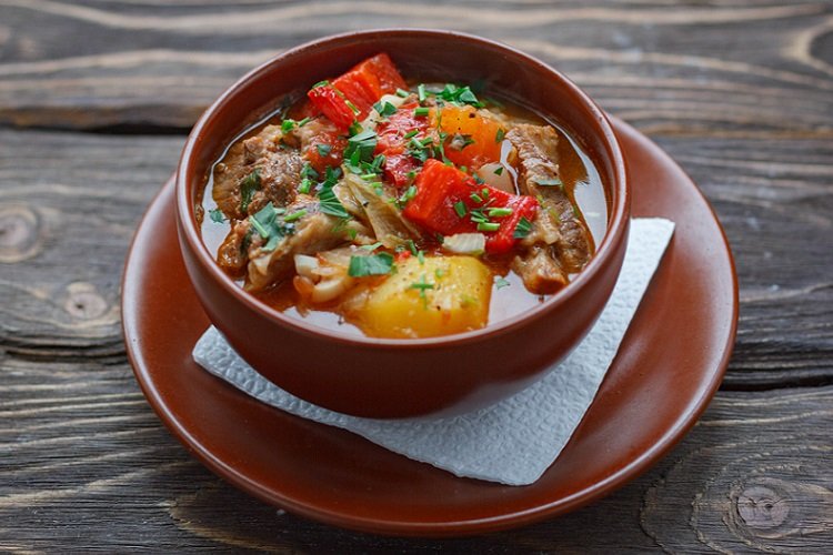 Haschlama mit Kartoffeln und Gemüse