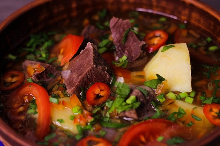 Lamm-Haschlama mit Granatapfelsaft