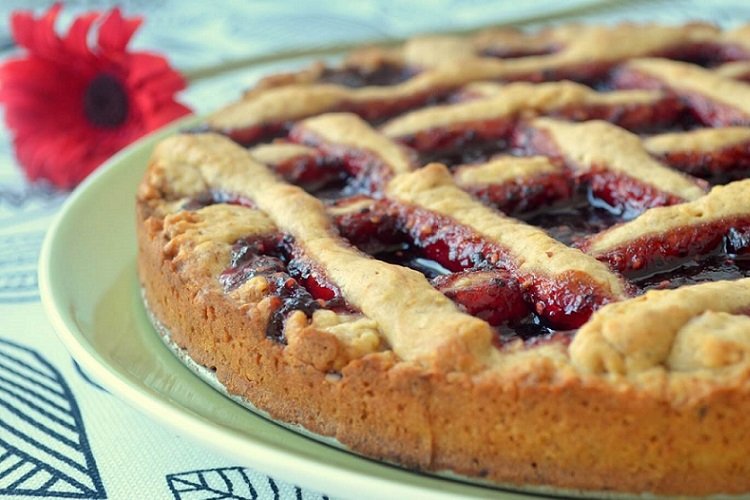 Pastel de masa quebrada con mermelada
