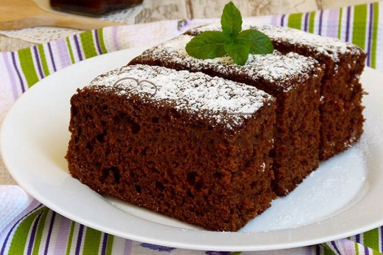 Pastel de chocolate con kéfir y mermelada