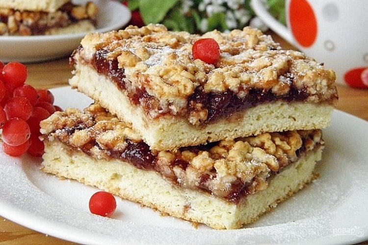 Pastel de kéfir con mermelada y nueces