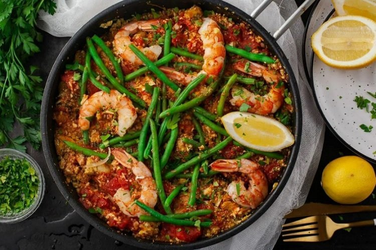 Paella mit grünen Bohnen