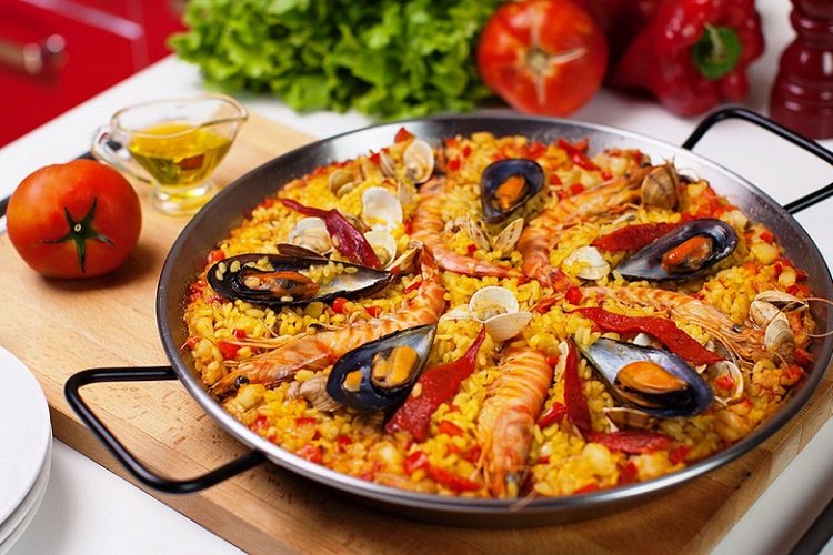 Würzige Paella mit Meeresfrüchten