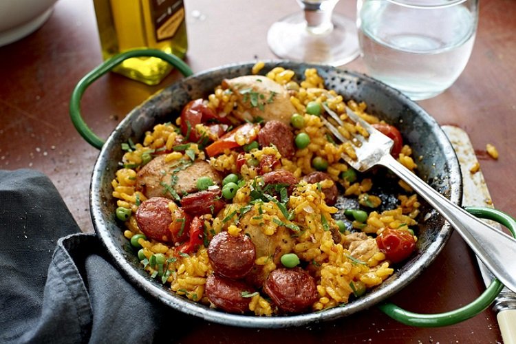 Einfache Paella mit Würstchen
