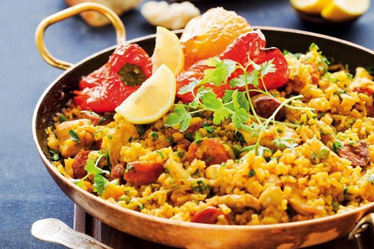 Paella mit Huhn und Krabbenfleisch