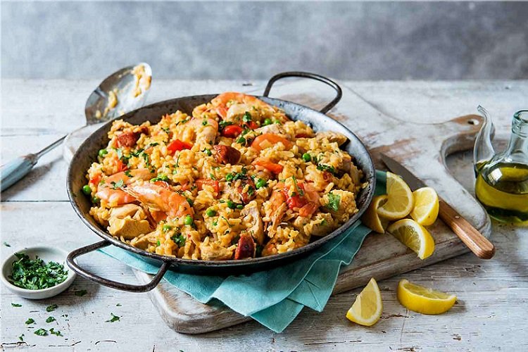 Paella mit Garnelen und Speck