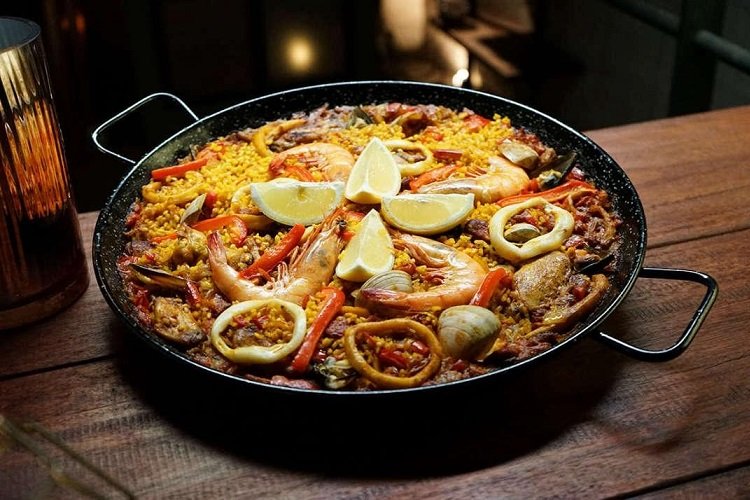 Paella mit getrockneten Tomaten