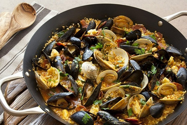 Paella mit Muscheln