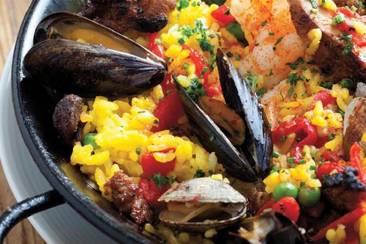Paella mit Meeresfrüchten und Weißwein