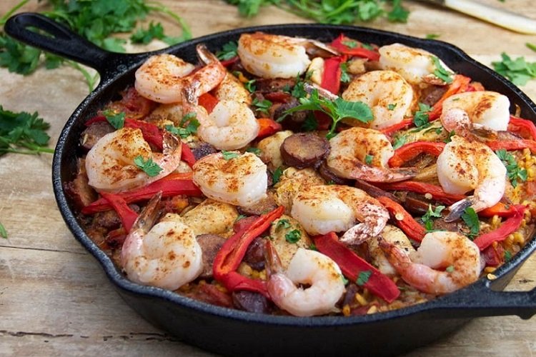 Paella mit Garnelen und Auberginen