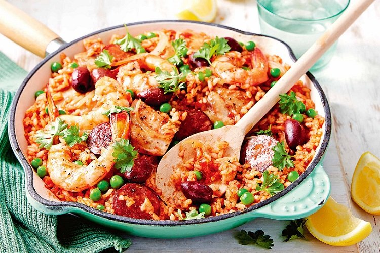 Paella mit Wurst und Garnelen