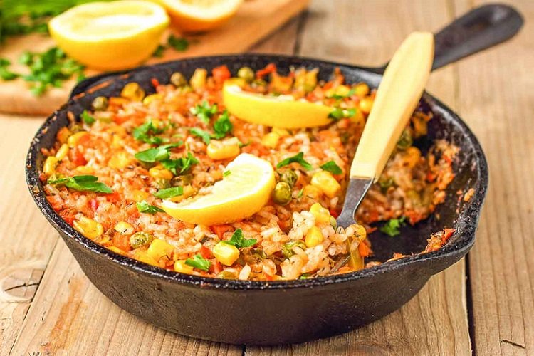 Paella mit Gemüse und Cashewkernen