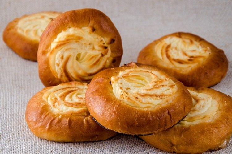 Quark-Vatruschki mit frischer Hefe