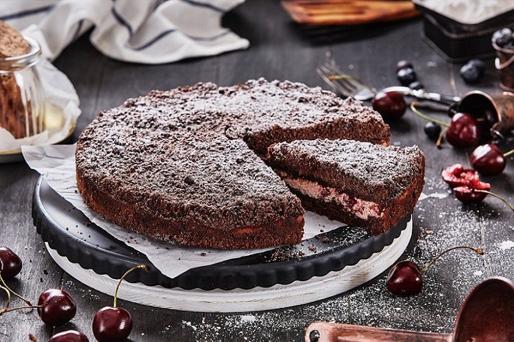 Tarta de chocolate con requesón y cerezas