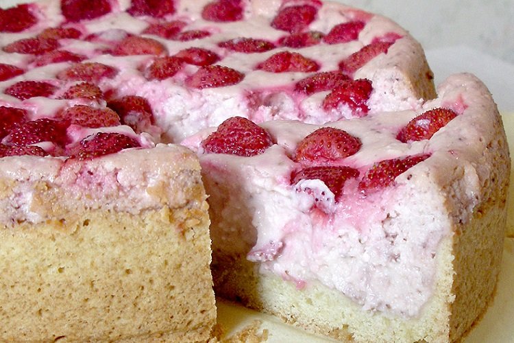 Tarta de requesón con fresas