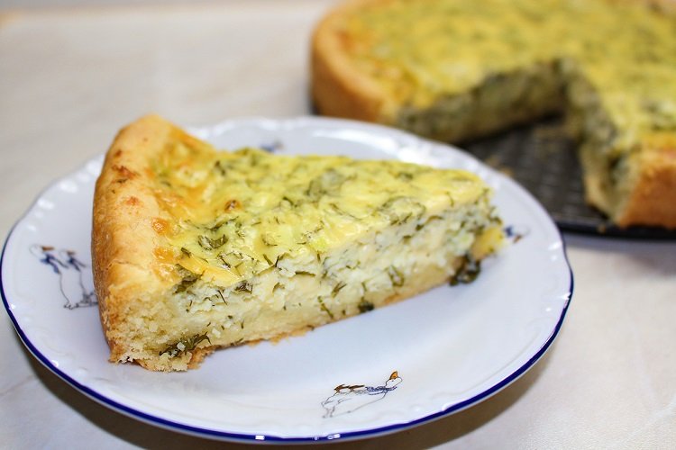 Tarta de requesón con queso y hierbas