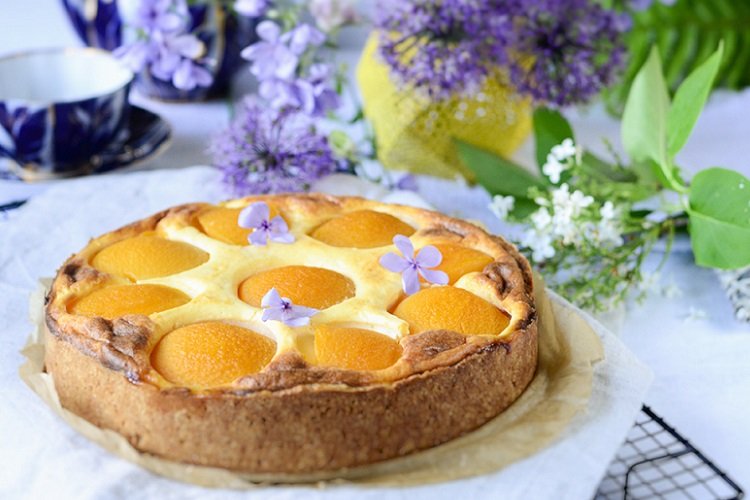 Tarta de requesón con melocotones