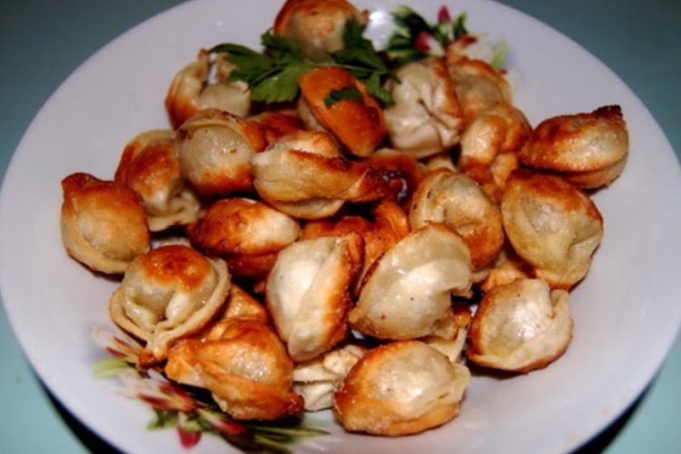 Fried Pelmeni with Garlic and Chili Sauce