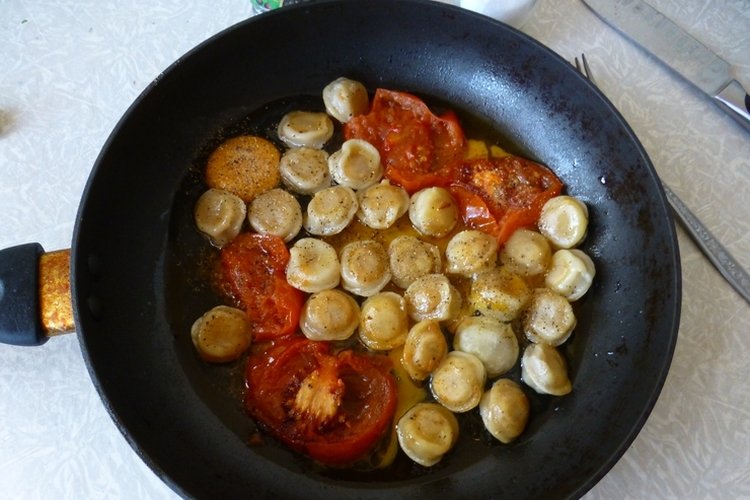 Pelmeni Fried with Tomatoes and Onions