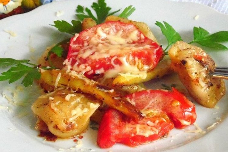 Fried Pelmeni with Cheese and Tomatoes