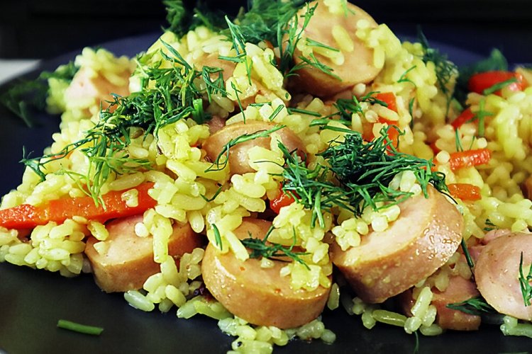 Plow mit Ei und Frankfurter Würstchen
