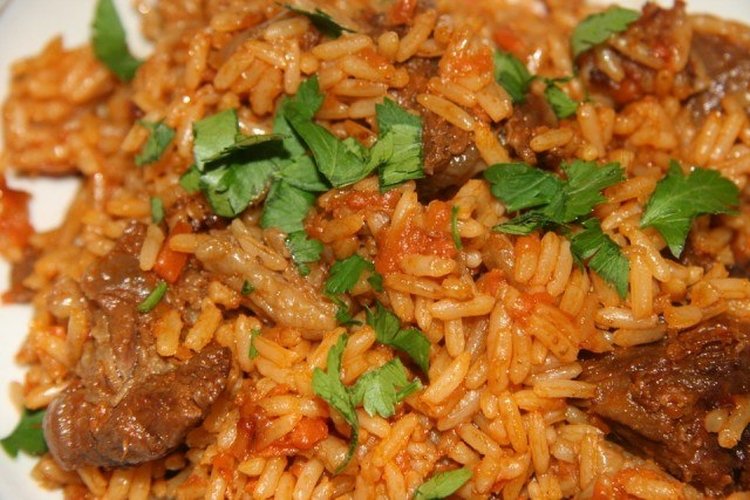 Plow mit Rindfleisch, scharfer Paprika und Tomatenmark