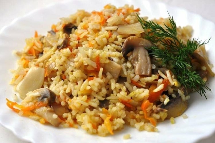Plow mit Champignons im Multikocher