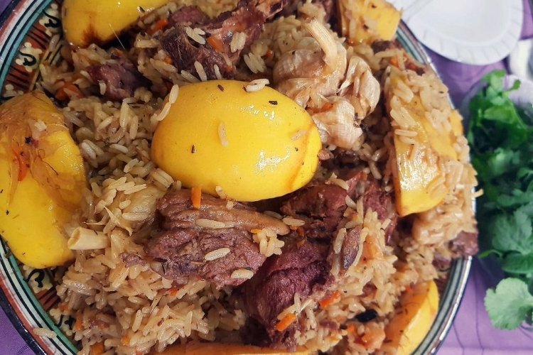 Plow mit Schweinefleisch und Quitte im Multikocher