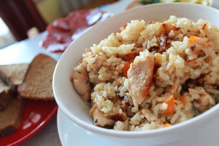 Aromatischer Plow mit Räucherfleisch