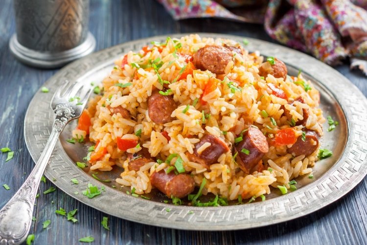 Plow mit Würstchen und Frankfurter Würstchen im Multikocher