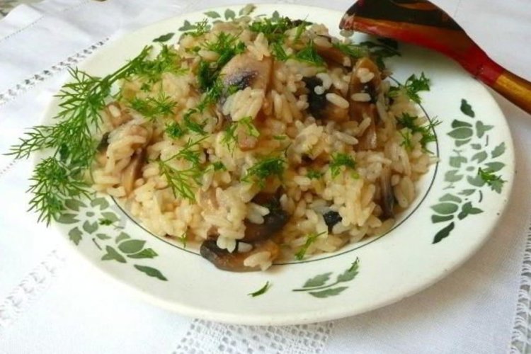 Gachas de arroz con champiñones en olla de cocción lenta