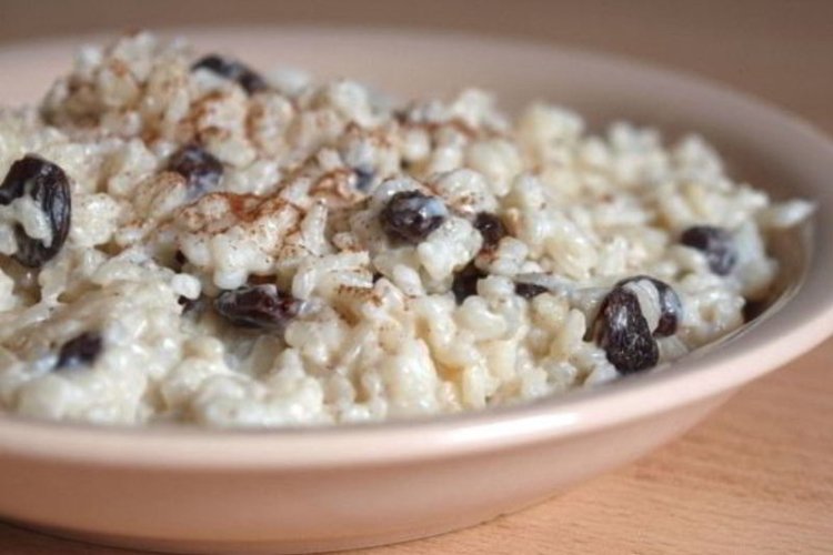 Gachas de arroz dulces con ciruelas pasas