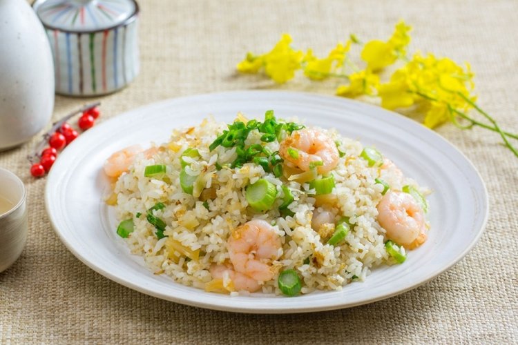 Gachas de arroz con verduras y camarones